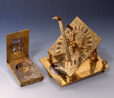 Bilimsel araçlar: 16. yüzyılın (solda) ve 17. yüzyılın güneş kadranları. Özel koleksiyon by Unknown artist