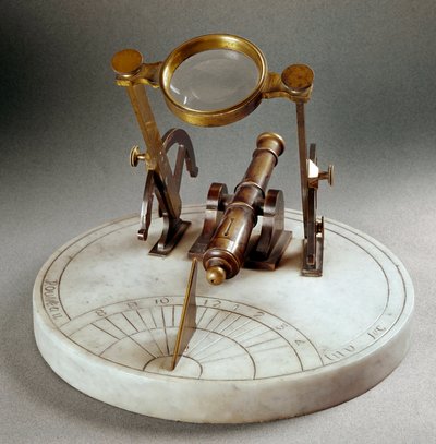 “” Cannon de midi”” (Cannone di mezzogiorno) olarak adlandırılan güneş saati: mermer bir levhadan oluşur veya bir Meridyen olarak işlenmiştir. Eğimli bir mercek, öğle saatlerinde küçük, pirinçsiz bir namlunun tozunu ateşlemeye izin verir. Çap 30 cm. Rousse by Unknown artist