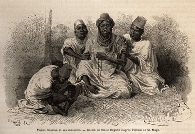 Toucouleur kabilesinden Tierno Ousman, Guemmou Koura (Mali) köyünün reisi, elinde iri taneli bir Müslüman tespihiyle namazını kılarken, masörleri sırtına ve bacaklarına masaj yapıyor. Teğmen