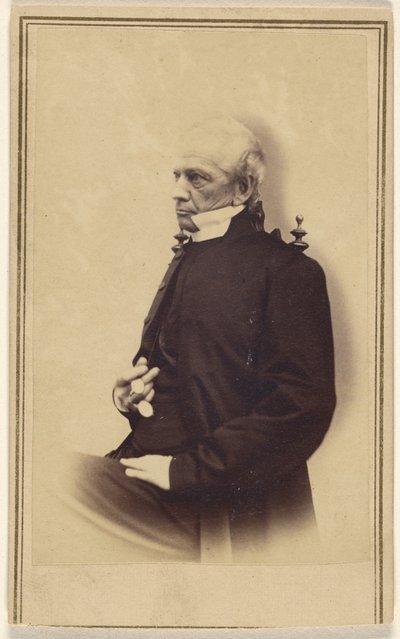 [Kimliği belirsiz saçsız yaşlı adam oturmuş, elinde bir pince-nez tutuyor] by Unknown artist