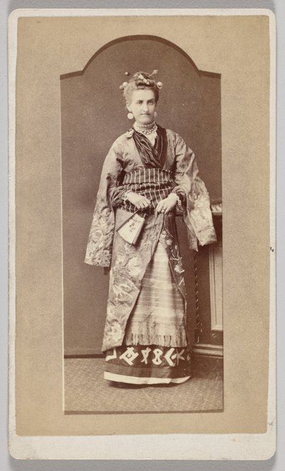 İsimsiz (Japon kimonosu içinde yelpazeli beyaz kadın) by Unknown artist