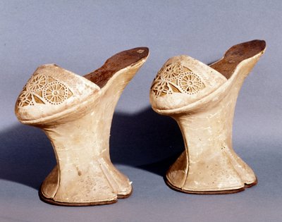 Venedik modası: platformlu kadın ayakkabıları. 18. yüzyıl by Unknown artist