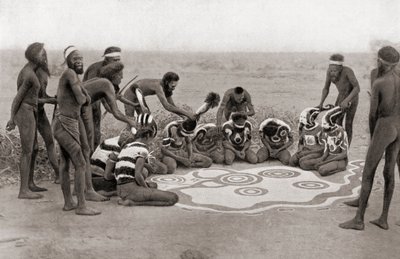 Avustralya, Warramunga Kabilesinin Totemik Töreni by Unknown photographer