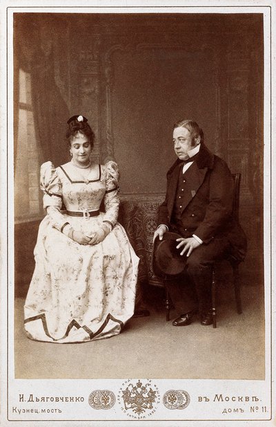 Aktörler Maksheev y Nikulin, Rus yazar Nikolai Vasilievich Gogol (1809-1852) tarafından “Evlilik” parçasının bir sahnesinde. Moskova'daki Maly Tiyatrosu by Unknown photographer