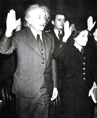 Albert Einstein ve üvey kızı Margot, New Jersey'de ABD Vatandaşlığı yemini ediyor by Unknown photographer