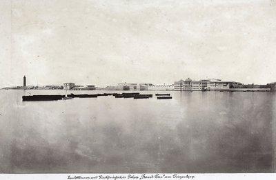 Arka planda Mısır'da İskenderiye şehrinin bir kısmı ile denizin ortasında tekneler by Unknown photographer