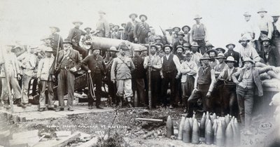 Boers, Transvaal Savaşı sırasında bir topun etrafında toplandı by Unknown photographer