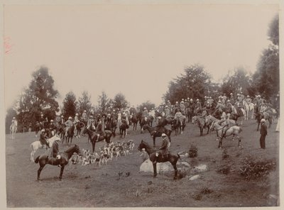Ootacamund Hunt toplantısında İngiliz ve Hintli biniciler by Unknown photographer