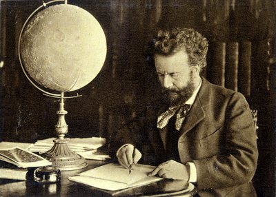 Camille Flammarion çalışma masasında by Unknown photographer