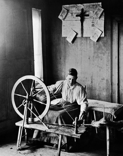 1890 dolaylarında Nortman tarafından el işi dokuma. by Unknown photographer