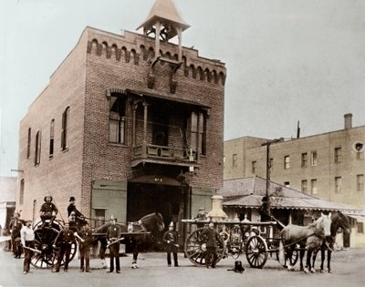 İtfaiye, Los Angeles kışlasının dışında poz veriyor. Kaliforniya, ABD. 1887. Fotoğraf by Unknown photographer