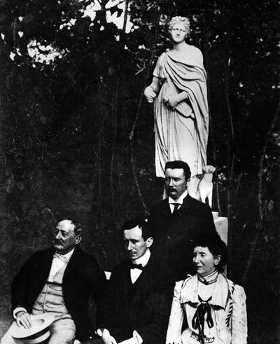 Guglielmo Marconi (1874-1937), İtalyan fizikçi ve mucit, ebeveynleri ve kardeşi Alfonso ile 1897