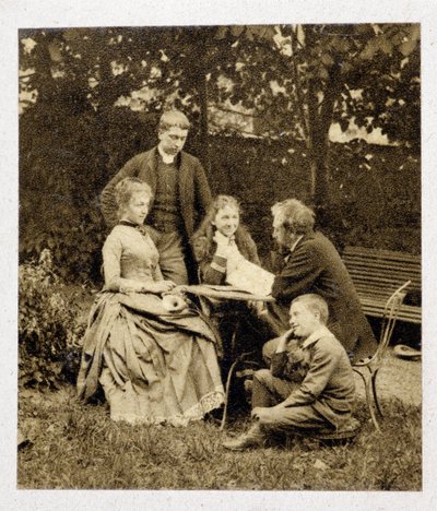 Gustave Eiffel ailesiyle birlikte. Fotoğraf 1882 by Unknown photographer