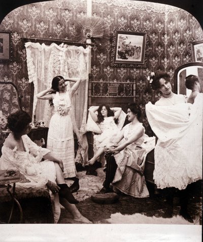 19. yüzyılın sonunda bir genelevin içi. by Unknown photographer