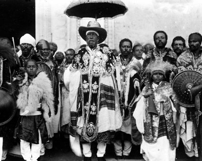 Kral Menelik II (1844 - 1913) sarayıyla çevrili. Etiyopya. by Unknown photographer