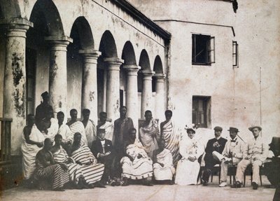 Gold Coast kalesinde Kral Prempeh ve Dr de Groot ve Bayan de Groot ile mahkeme by Unknown photographer