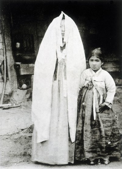 Koreli kadın ve genç kız by Unknown photographer