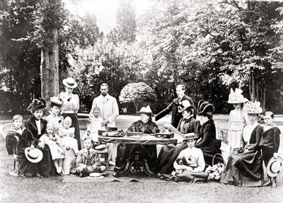 Kral George V, Kral Edward VIII de dahil olmak üzere İngiliz Kraliyet Ailesi üyeleri, bir bahçe partisinde Kraliçe Victoria