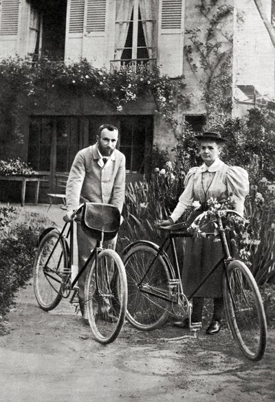 Pierre ve Marie Curie bahçelerinde by Unknown photographer