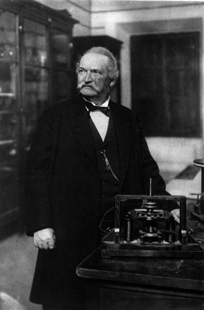 Antonio Pacinotti'nin Yüzüğü (Anello) ile İtalyan fizikçi (1841-1912) portresi. by Unknown photographer