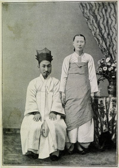 19. yüzyılın sonunda bir Coreen memuru ve karısının portresi. by Unknown photographer