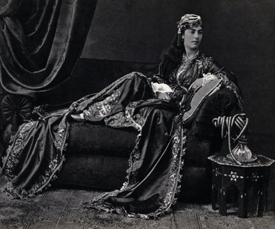 Bir Türk kadınının portresi. Fotoğraf, 19. yüzyıl sonu, Paris. Kol. Selva. by Unknown photographer