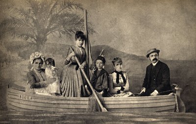 Bir teknede sahnelenen, fotoğrafçılı bir ailenin portresi. Fotoğraf, 19. yüzyıl sonu, Paris. Kol. Selva. by Unknown photographer