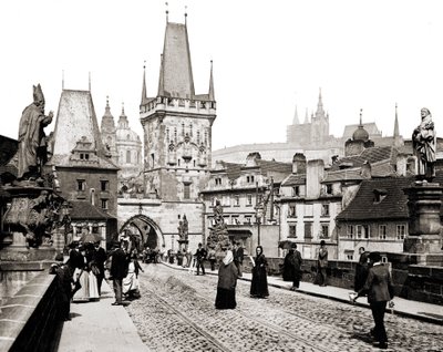 Prag. Charles Köprüsü ve eski şehir kulesi. 1890 dolaylarında. by Unknown photographer