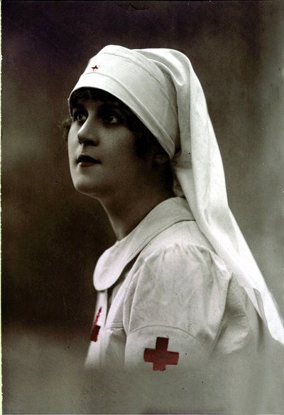 Kızıl Haç Hemşiresi, Birinci Dünya Savaşı (el boyaması fotoğraf) by Unknown photographer