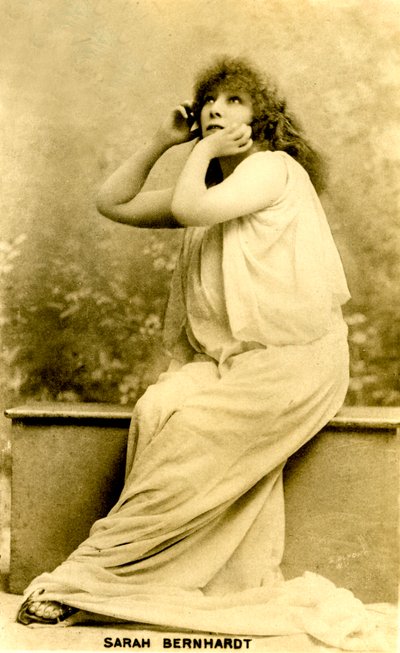 Sarah Bernhardt, 1896'da İrlanda'daki Abbey Theatre'da 'Izey'in başrolünde (Kartpostal) by Unknown photographer