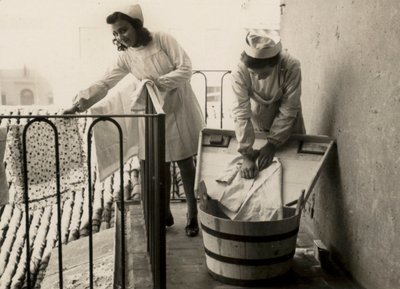 Bazı kadınlar, bugün quot;Innocenzo da Imolaquot; ortaokulu olan quot;Regina Elenaquot; di Imola kadın mesleki eğitim okulunda çamaşır yıkama işiyle meşgul. by Unknown photographer