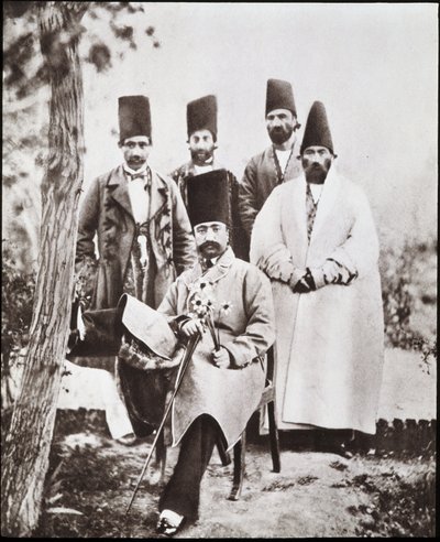 İran Şahı Nasser-ed-Din ve mabeynleri by Unknown photographer