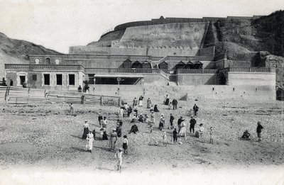 Kumarhanesi ve teraslarıyla Mesnil Val (Mesnil-Val) plajının görünümü, 20. yüzyılın başından Manche Normandiya Kartpostalı by Unknown photographer