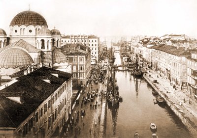 19. yüzyılın sonunda Trieste şehrinin görünümü. by Unknown photographer