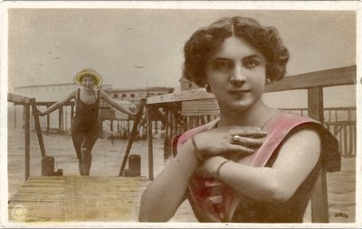 Mayo giyen kadınlar, c. 1908 (kartpostal) by Unknown photographer