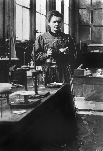 fransız fizikçi Marie Curie (1867-1934) 1903'te Nobel Fizik ödülü ve 1911'de Nobel Kimya ödülü, burada 1898'de Paris'teki 1. laboratuvarında by Unknown photographer