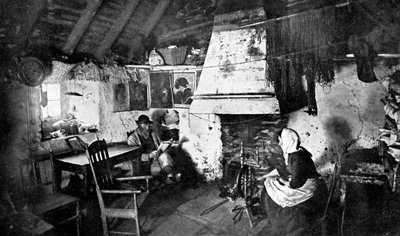 Crofters kulübesinin içi, Shetland, İskoçya, 1924-1926. by Valentine and Sons Ltd