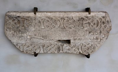 Yazıtlı ve süslemeli taş (fotoğraf) by Venetian School
