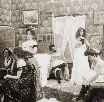 'Balo için Giyinme', c.1900 (sepya fotoğrafı) (ayrıca bkz. 473245) by Vermont, USA H.C. White Company