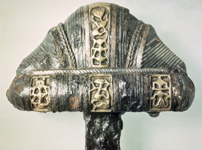 Damgalı dekorasyona (pirinç ve demir) sahip bir kılıç kabzasının detayı by Viking