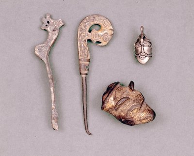Sağ üstte çeşitli aparat parçaları ve Viking mücevherleri, tanrı Odin