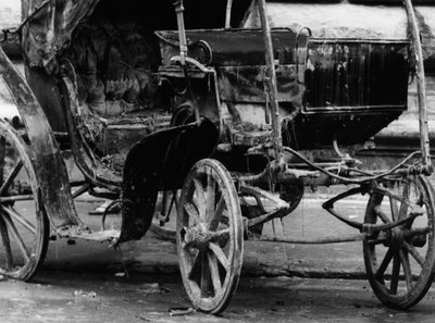 Floransa selinden sonra çamurdan harap olmuş at arabası, Kasım 1966 (b/w fotoğraf) by Vincenzo Balocchi