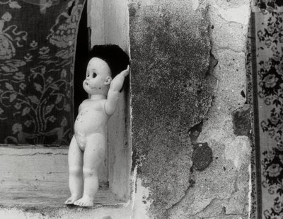 Pencere pervazındaki bebek by Vincenzo Balocchi