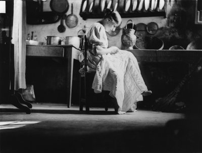 Çeyizi için keten diken kız, c.1916 (b/w fotoğraf) by Vincenzo Balocchi