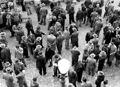 Sohbet eden erkek grupları, İtalya, c.1960 (jelatin gümüş baskı) by Vincenzo Balocchi