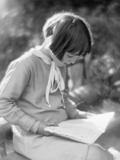 Kitap okuyan küçük kız; Fotoğraf stüdyosu by Vincenzo Balocchi