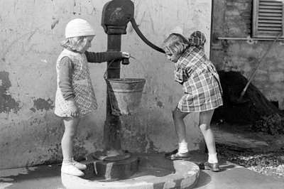 Bir kova suyu dolduran küçük kızlar, 9 Mayıs 1939 (b/w fotoğraf) by Vincenzo Balocchi