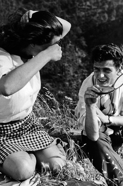 Çayırda bir çiftin portresi, c.1970 (b/w fotoğraf) by Vincenzo Balocchi