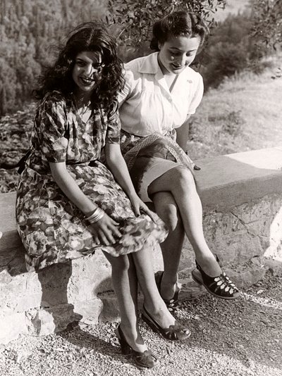 Duvarda oturan iki kız, İtalya, c.1940 (b/w fotoğraf) by Vincenzo Balocchi
