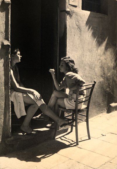 Kapı eşiğinde oturan iki kız. Fotoğrafçı tarafından Vincenzo Balocchi